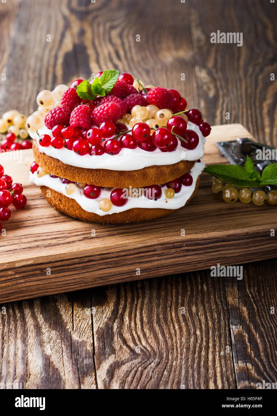Selbst gemachter Butter Torte mit gepeitschter Creme Belag auf rustikalen Holztisch Stockfoto