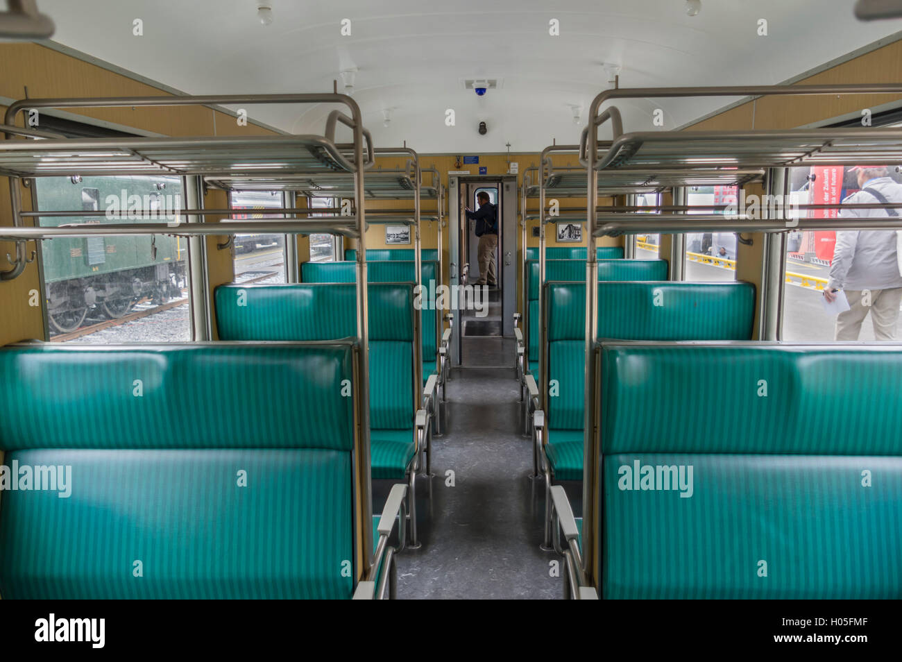 Vintage zweiter Klasse Zug Personenwagen des Typs Einheitswagen EW I, von SBB/CFF/FFS in der Schweiz betrieben. Stockfoto