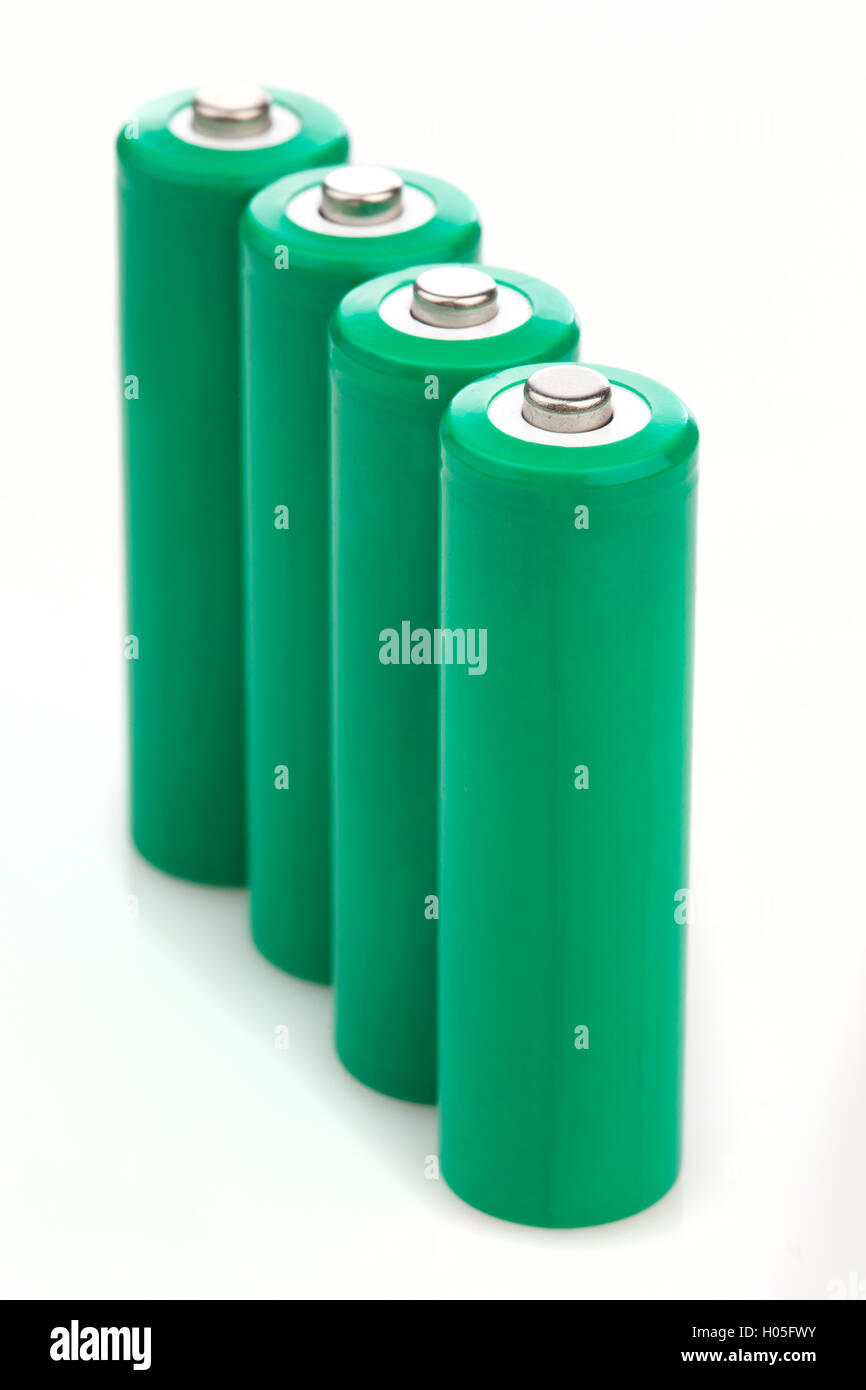 Vier grüne Batterien mit leeren Abdeckungen Stockfoto