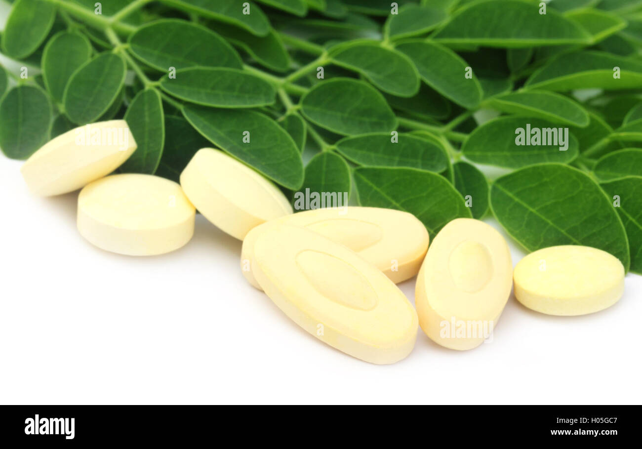 Essbare Moringa Blätter mit Pillen Stockfoto