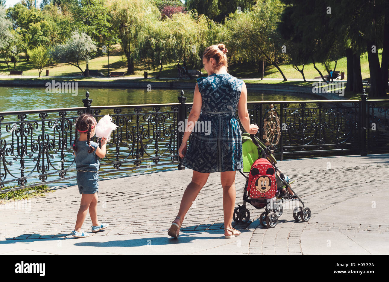 Mutter und Tochter ein Spaziergang durch den park Stockfoto