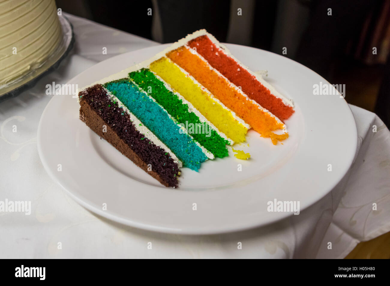 Scheibe ein Regenbogen Kuchen, inspiriert von Kaitlin Flannery und Martha Stewart Show. Stockfoto