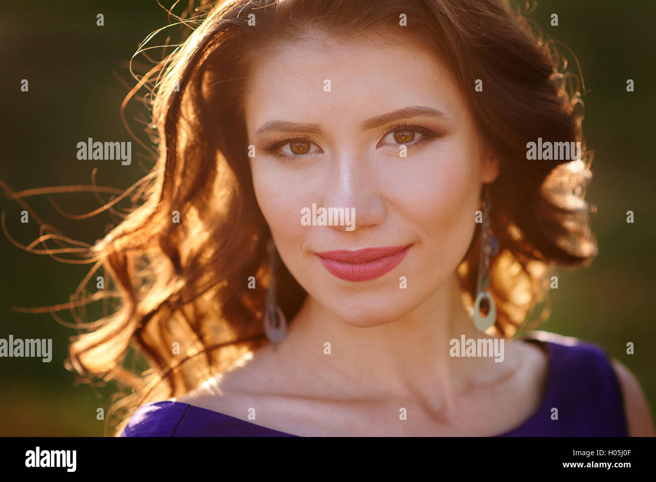 Schöne junge Frau Nahaufnahme gegen Grün der Sommerpark Stockfoto