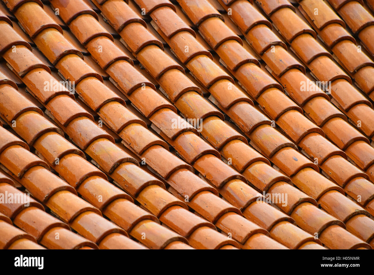 Orange Farbe goldbraun Bemalung verglaste traditionellen asiatischen Antik Vintage Keramik, Dach Fliesen Stockfoto