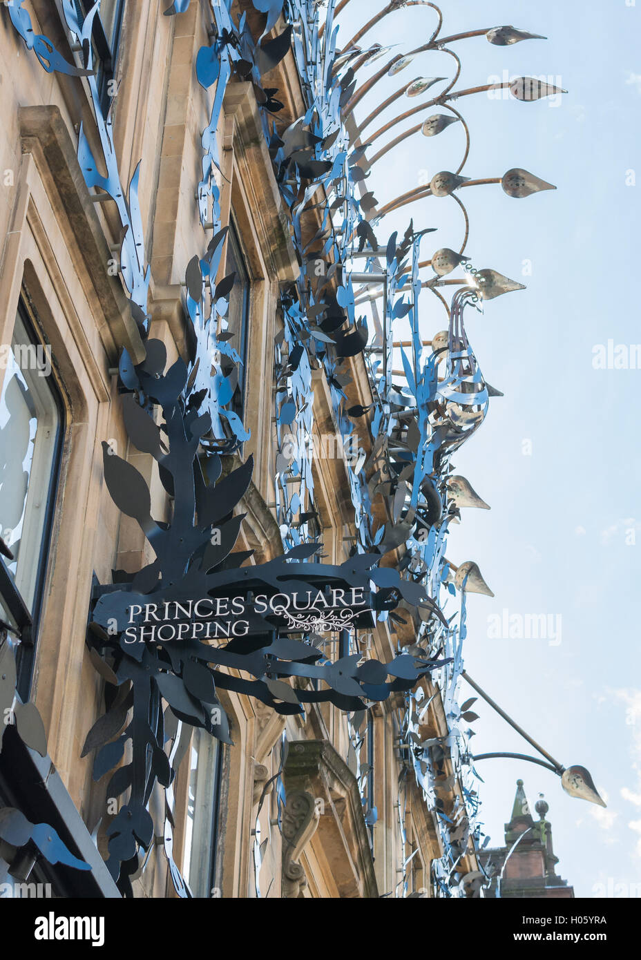Princes Square Shopping Arcade-Zeichen, Buchanan Street, Glasgow, Schottland - eine reich verzierte Metall Pfau von Alan Dawson, 1990 hinzugefügt Stockfoto