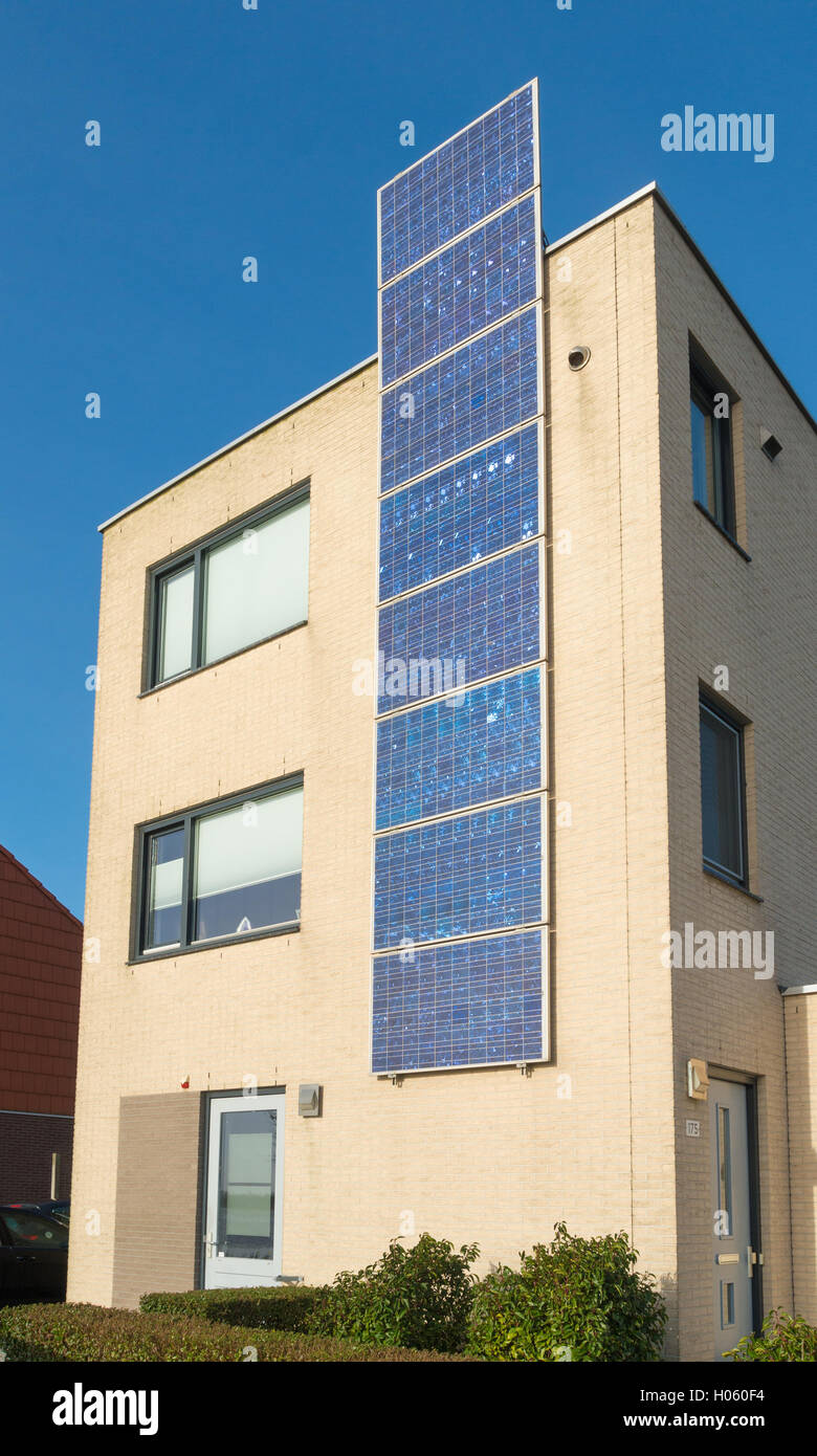 modernes Haus in den Niederlanden mit einer Reihe von Sonnenkollektoren an der Fassade Stockfoto