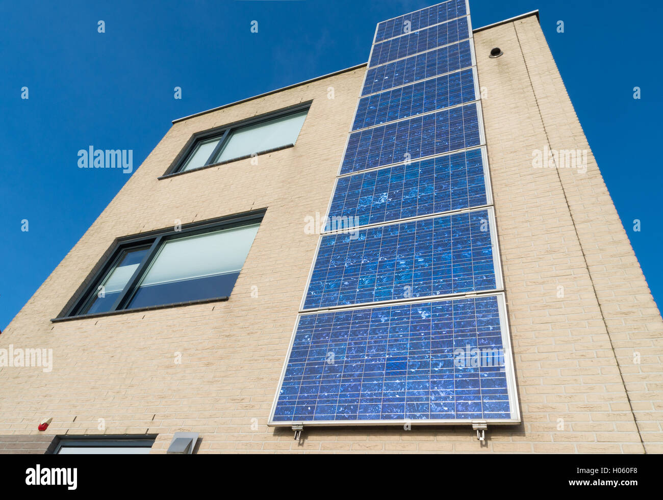 modernes Haus in den Niederlanden mit einer Reihe von Sonnenkollektoren an der Fassade Stockfoto
