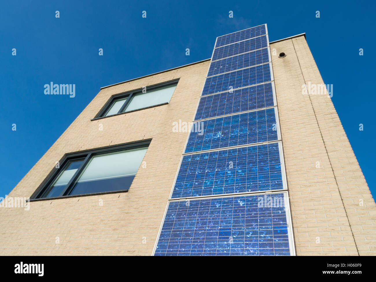 modernes Haus in den Niederlanden mit einer Reihe von Sonnenkollektoren an der Fassade Stockfoto