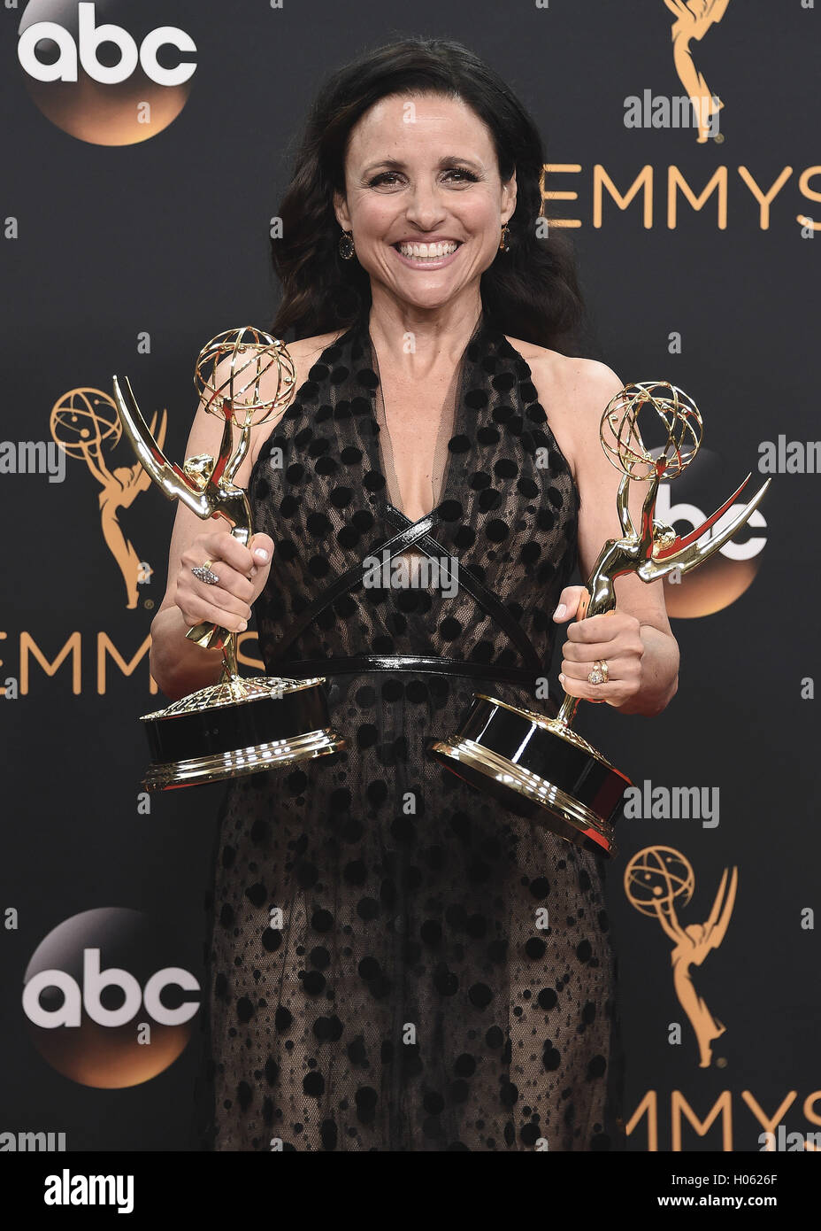 LOS ANGELES, CA - 18 SEPTEMBER: Julia Louis-Dreyfus im Presseraum auf der 68. Emmy Awards im Microsoft-Theater am Sonntag, 18. September 2016, in Los Angeles, Kalifornien. Bildnachweis: mpi99/MediaPunch Stockfoto