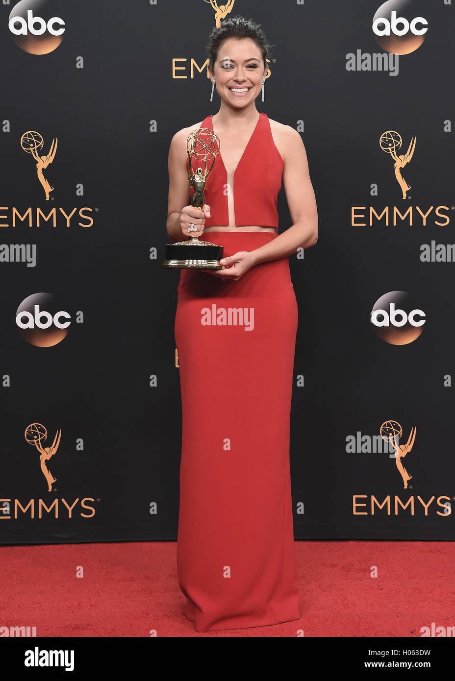 LOS ANGELES, CA - 18 SEPTEMBER: Tatiana Maslany im Presseraum auf der 68. Emmy Awards im Microsoft-Theater am Sonntag, 18. September 2016, in Los Angeles, Kalifornien. Bildnachweis: mpi99/MediaPunch Stockfoto