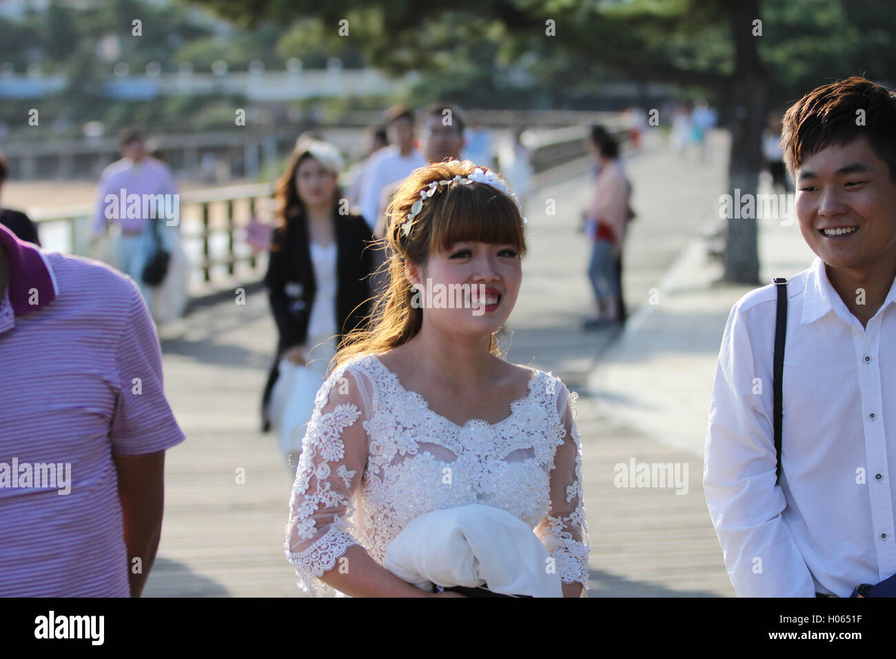 Qingdao, Qingdao, China. 20. Sep, 2016. Qingdao, CHINA-September 19 2016: (nur zur redaktionellen Verwendung. CHINA aus) Paare auf den Aussichtspunkt von acht großen Pässe in Qingdao, Osten der Provinz Shandong ChinaÂ¡Â¯s am 19. September 2016. Viele Paare strömen in Qingdao, einer schönen Küstenstadt Hochzeitsfotos zu schießen. Qingdao zieht viele Paare aufgrund seiner Lage am Meer, gemäßigten Wetter und bequemen Transport, die sehr geeignet für Hochzeitsfotos zu schießen. © SIPA Asien/ZUMA Draht/Alamy Live-Nachrichten Stockfoto