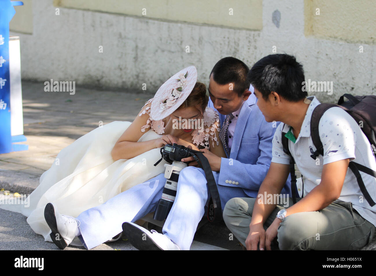 Qingdao, Qingdao, China. 20. Sep, 2016. Qingdao, CHINA-September 19 2016: (nur zur redaktionellen Verwendung. CHINA aus) Paare auf den Aussichtspunkt von acht großen Pässe in Qingdao, Osten der Provinz Shandong ChinaÂ¡Â¯s am 19. September 2016. Viele Paare strömen in Qingdao, einer schönen Küstenstadt Hochzeitsfotos zu schießen. Qingdao zieht viele Paare aufgrund seiner Lage am Meer, gemäßigten Wetter und bequemen Transport, die sehr geeignet für Hochzeitsfotos zu schießen. © SIPA Asien/ZUMA Draht/Alamy Live-Nachrichten Stockfoto