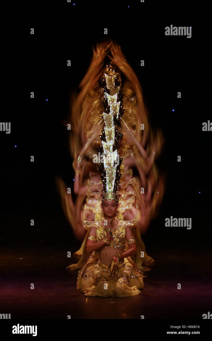 Neu Isenburg, Deutschland. 19. Sep, 2016. Künstler aus China Behinderte Performing Art Troupe Tanz in "tausend-Hand Avolokitesvara Bodhisattva" während der Aufführung des "Chinesischen Traum My Dream" in Neu-Isenburg bei Frankfurt, 19. September 2016. © Luo Huanhuan/Xinhua/Alamy Live-Nachrichten Stockfoto