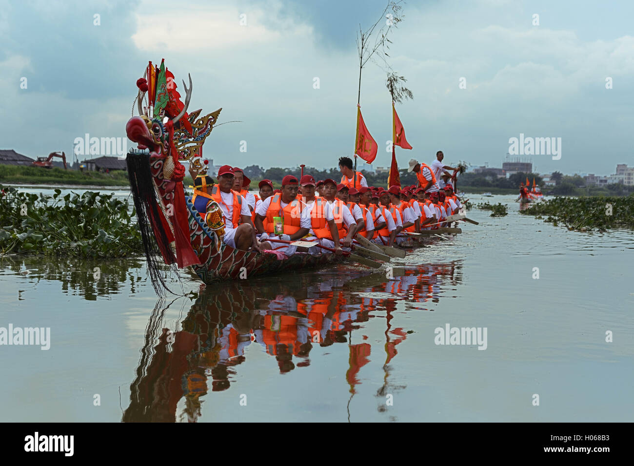 20. September 2016 - Jieyang, Jieyang, China - Jieyang, CHINA-Juni 2016:? (REDAKTION? VERWENDEN SIE? NUR.? CHINA? Besuchen Sie raus) Menschen eine Drachenboot-Rennen in Jieyang, Süden der Provinz Guangdong ChinaÂ¡Â¯s. Die Einheimischen haben, halten die Tradition der Drachenbootrennen für eine lange Zeit halten. Sie halten in der Regel Drachen Regatten in der sechsten chinesischen Mondmonats jedes Jahr. (Kredit-Bild: © SIPA Asien über ZUMA Draht) Stockfoto