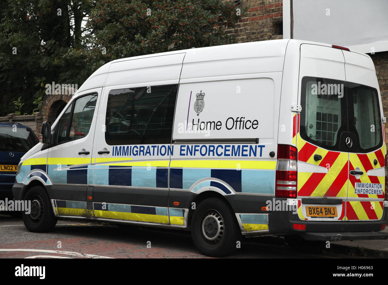 20. September 2016 - Immigration Enforcement Fahrzeuge auf Nebenstraße geparkt, während Offiziere 629 Green Lanes, Nord-London eingeben. Stockfoto