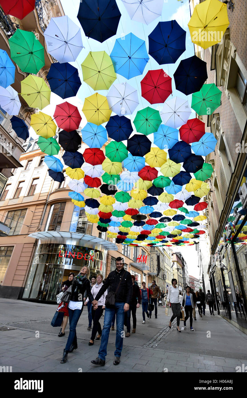 Brno, Tschechische Republik. 20. Sep, 2016. Die Plattform Live Stadt installiert 250 farbige Schirme über Ceska Straße in Brno, Tschechische Republik, am 20. September 2016. Ziel des Projekts, das von einer Reihe von südlichen Metropole inspiriert wurde ist Stadtraum zu schmücken. Bildnachweis: Vaclav Salek/CTK Foto/Alamy Live-Nachrichten Stockfoto