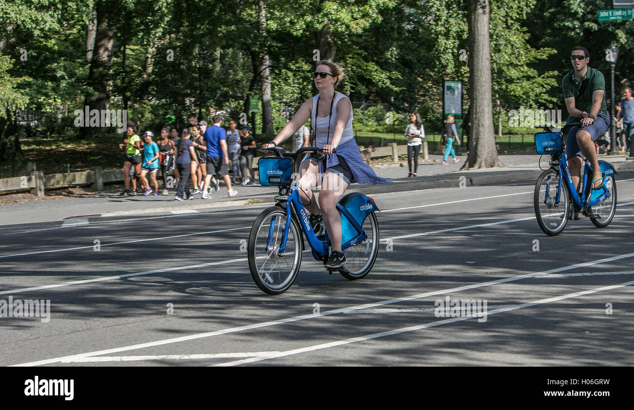 Ein Mann und eine Frau reiten citibikes im Central Park. Stockfoto