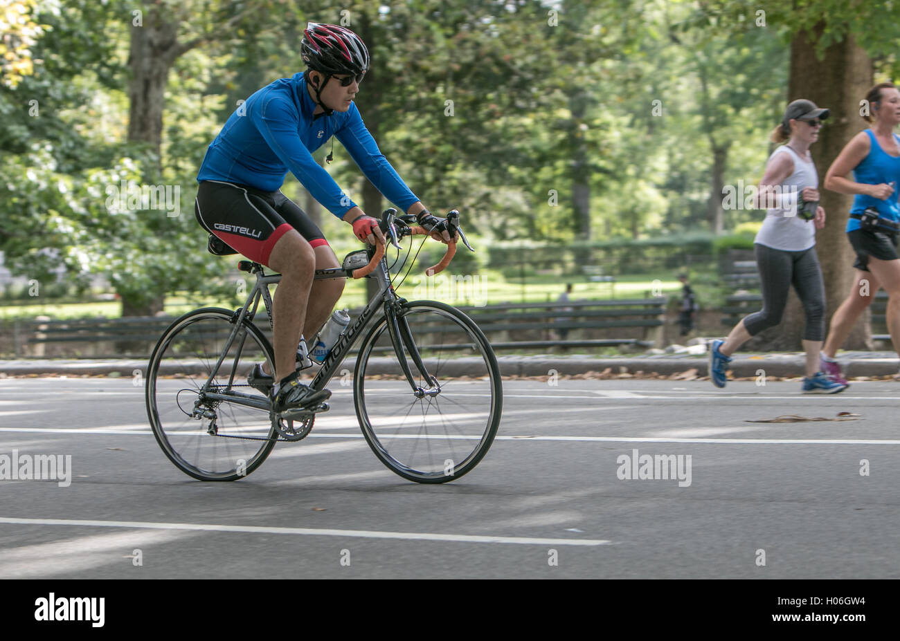 Ein Mann, mit dem Fahrrad im Central Park. Stockfoto