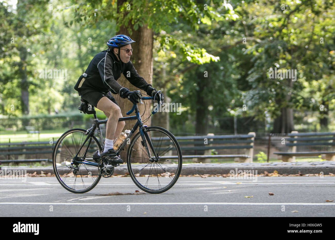 Ein älterer Mann, mit dem Fahrrad im Central Park. Stockfoto