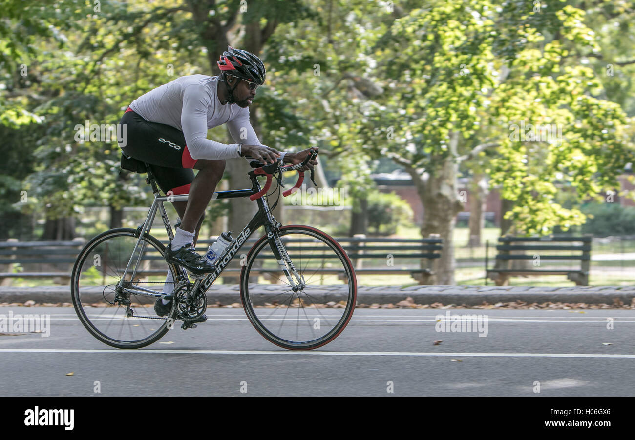 Ein Mann reitet auf einem Fahrrad im Central Park. Stockfoto