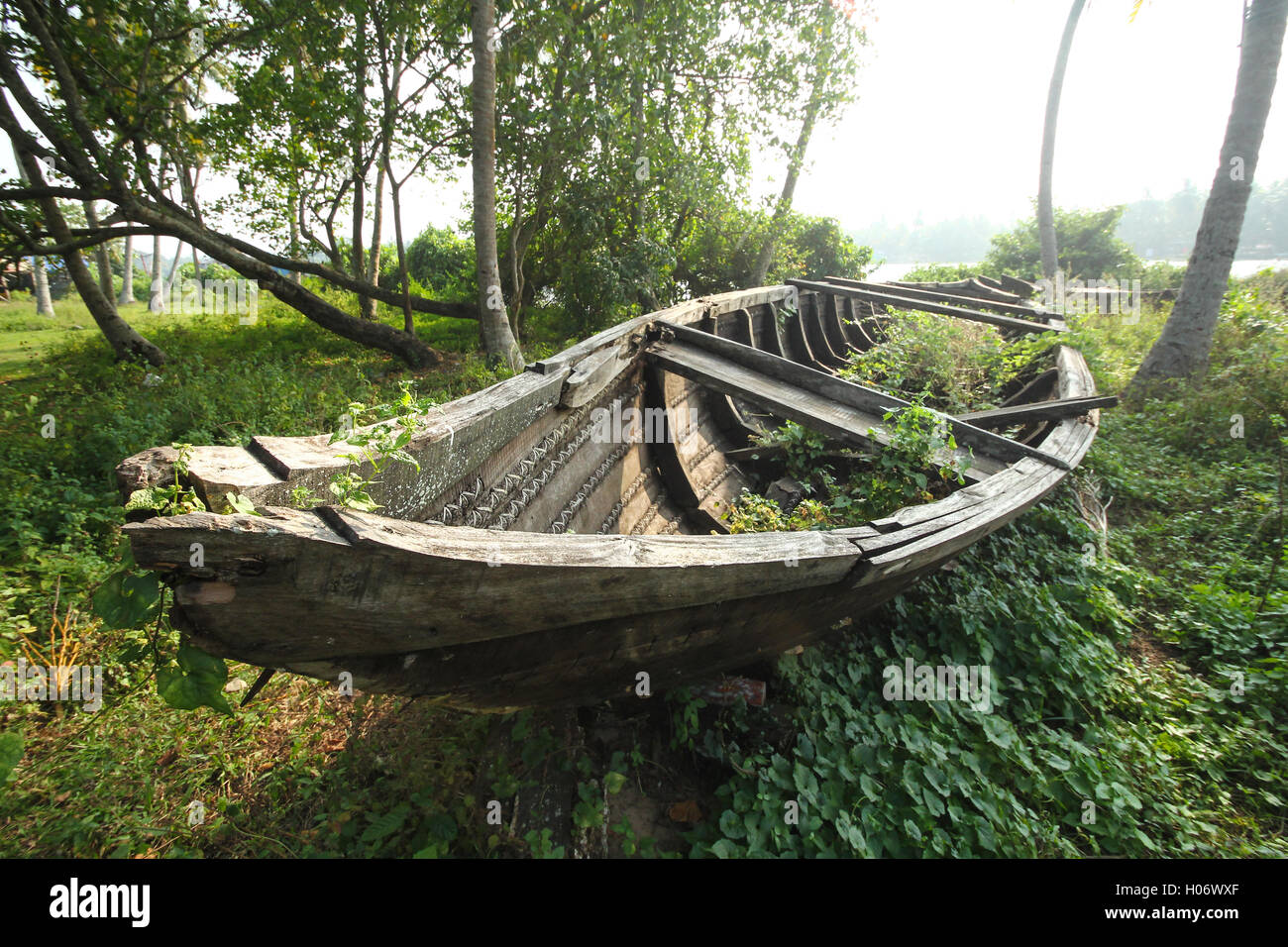 Beschädigte und zerstörte traditionellen Kerala Holzboot. Alte hölzerne Land Boot in Kerala Indien Stockfoto