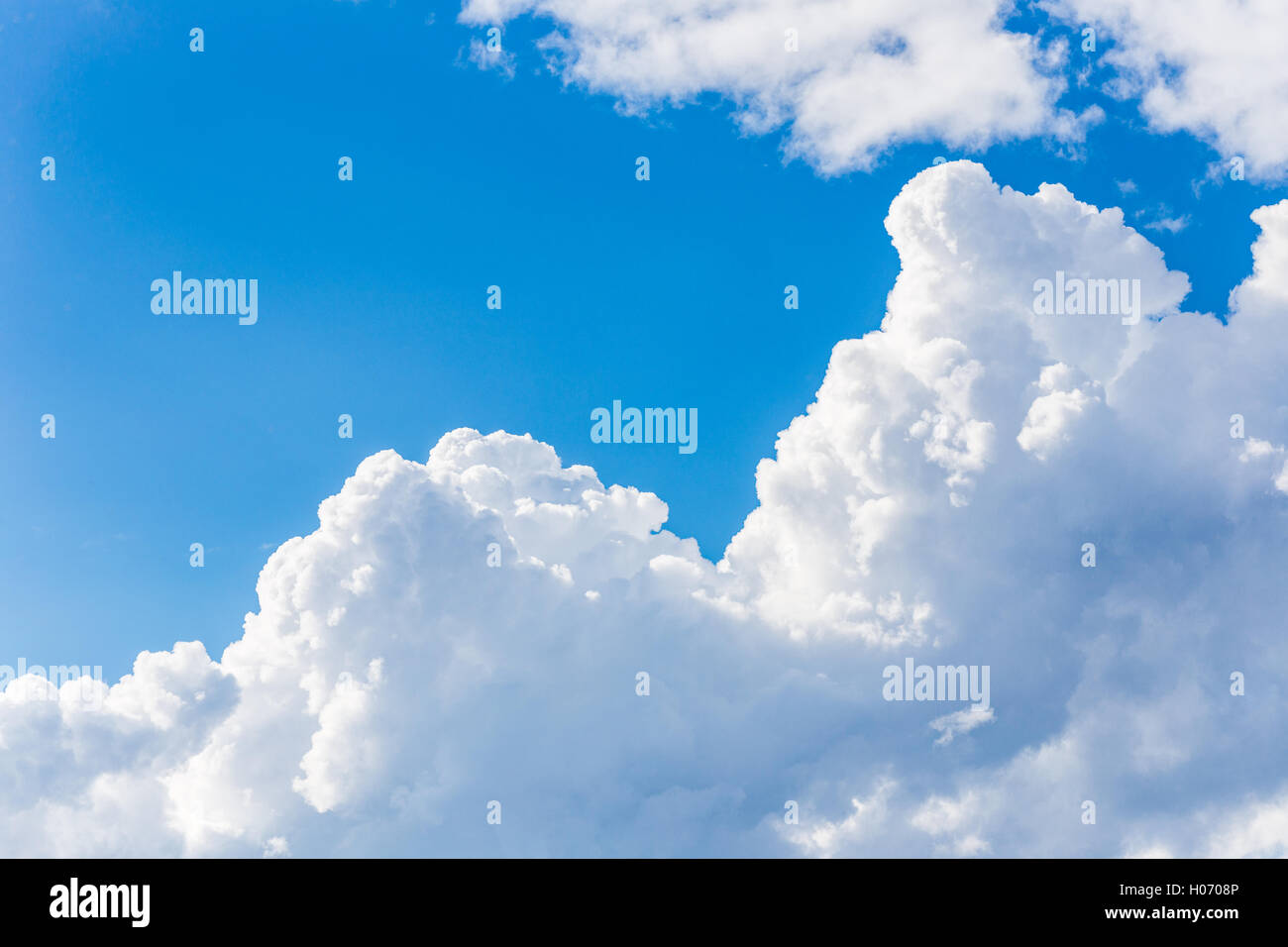 weiße Wolken am blauen Himmel Stockfoto