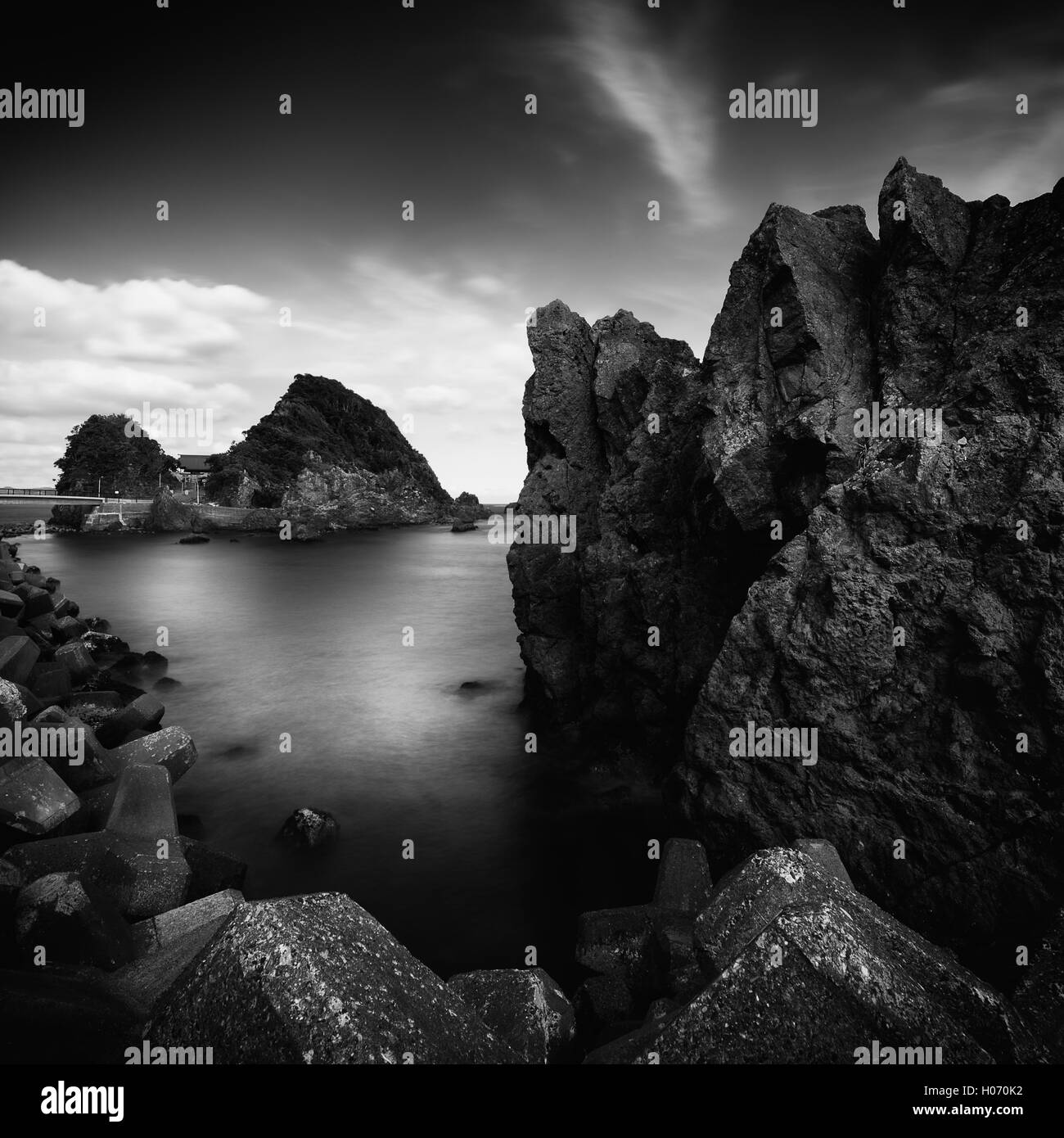 Ansicht der Genshima Schrein mit Meer und wolkenverhangenen Himmel, Chiba Präfektur, Japan Stockfoto