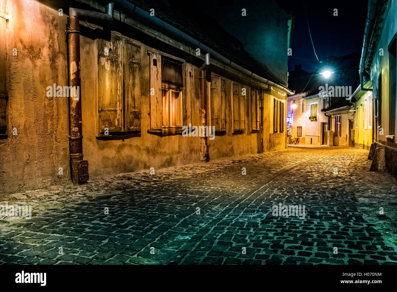 Dunkle verlassene Gasse bei Nacht, in Sibiu, Rumänien (Hollywood Effektverarbeitung) Stockfoto