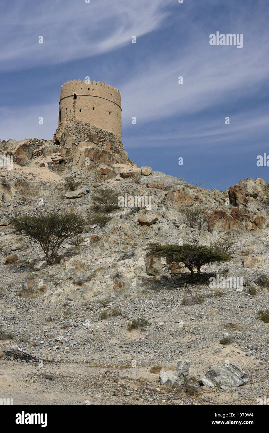 Sehen Sie Turm auf Hügel oberhalb Hatta Heritage Village, Hatta, Dubai, Vereinigte Arabische