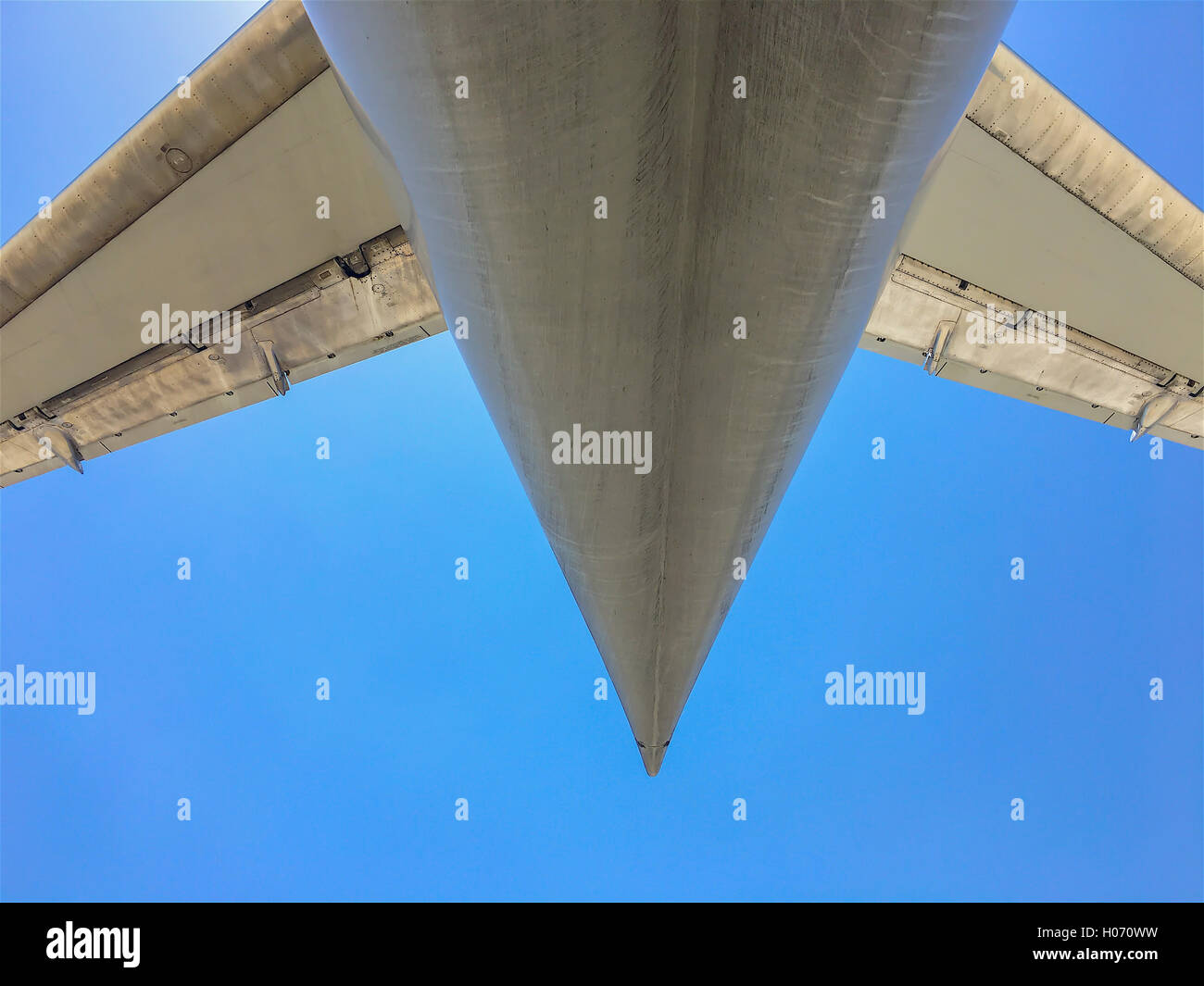 Heck des Flugzeugs gegen blauen Himmel. Stockfoto