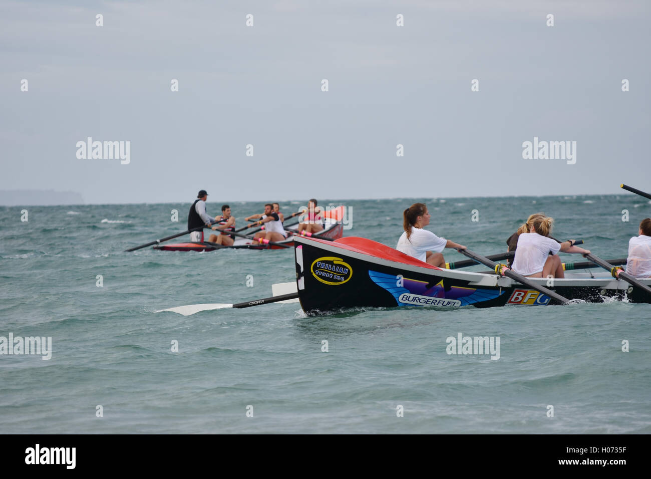 Ruderboot-Crew arbeitet hart Stockfoto