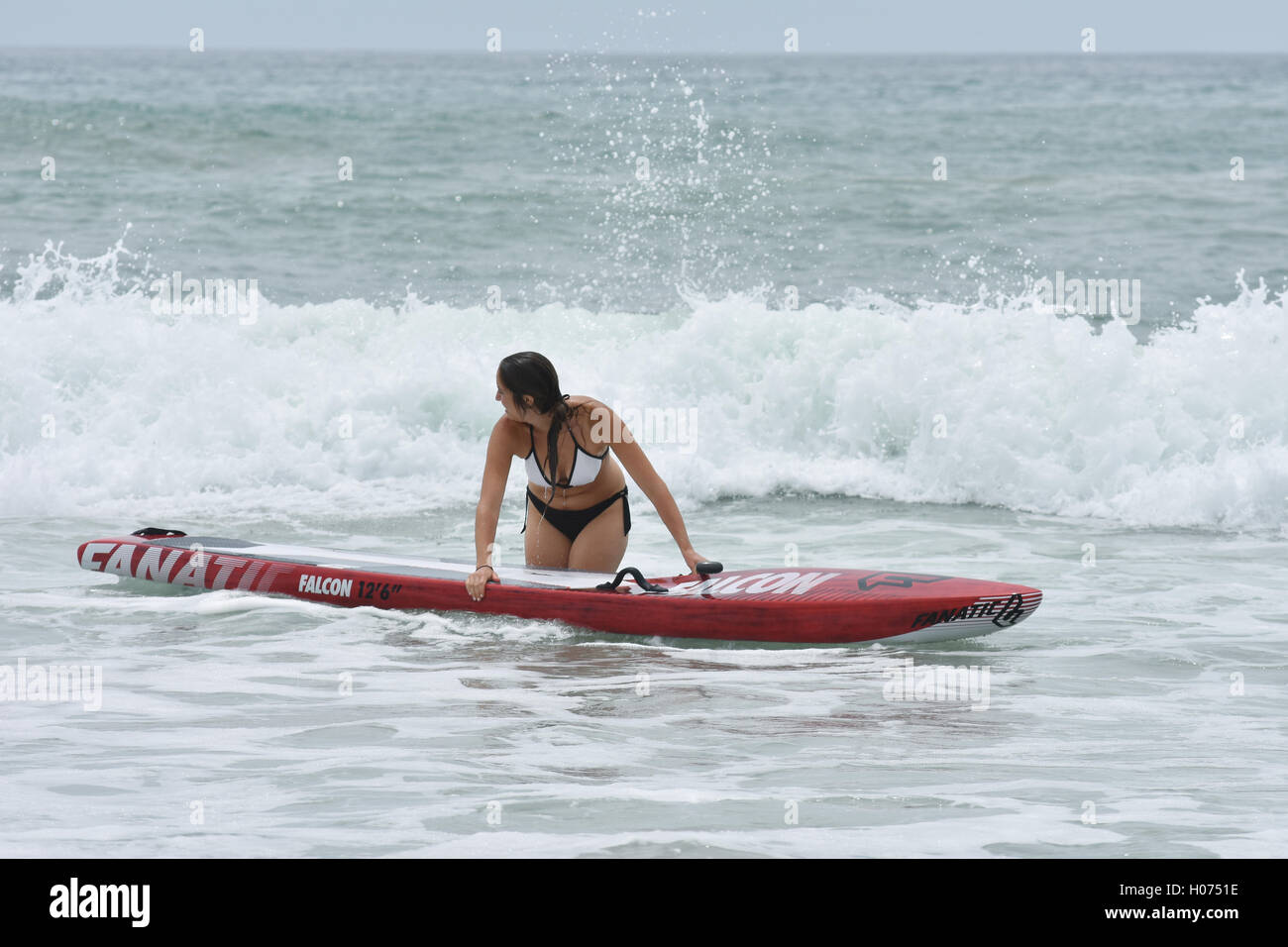 Junge Frau, die versucht Paddling Stockfoto