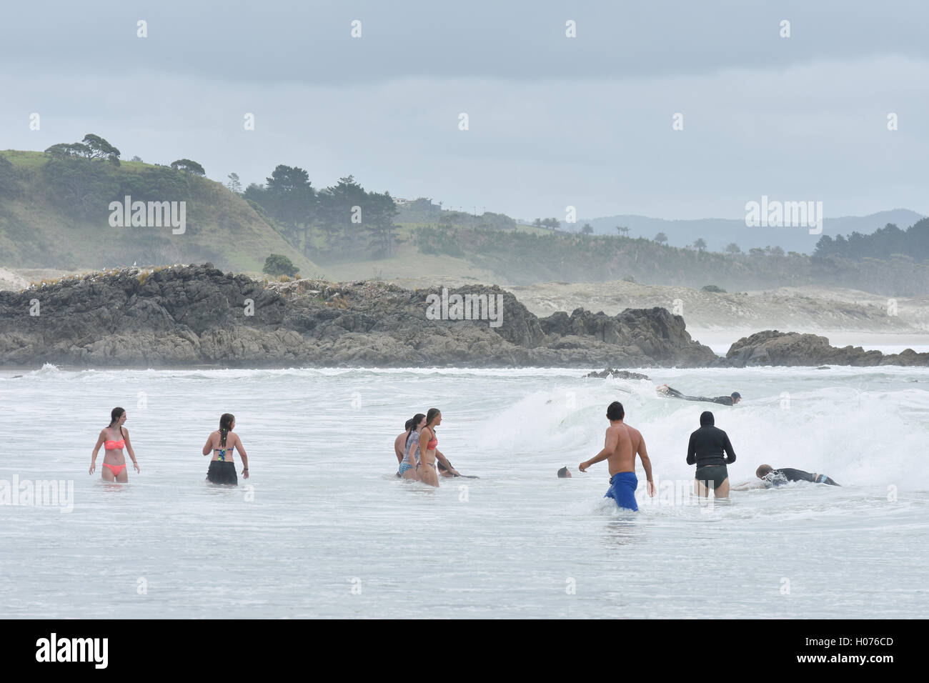 Menschen in Badeanzügen ozeanischen Surf Wellen genießen Stockfoto