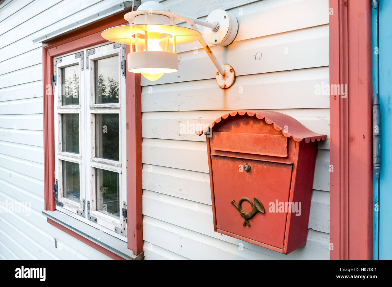 Briefkasten, Fenster und Lampe auf einem weißen Holzhaus Stockfotografie -  Alamy