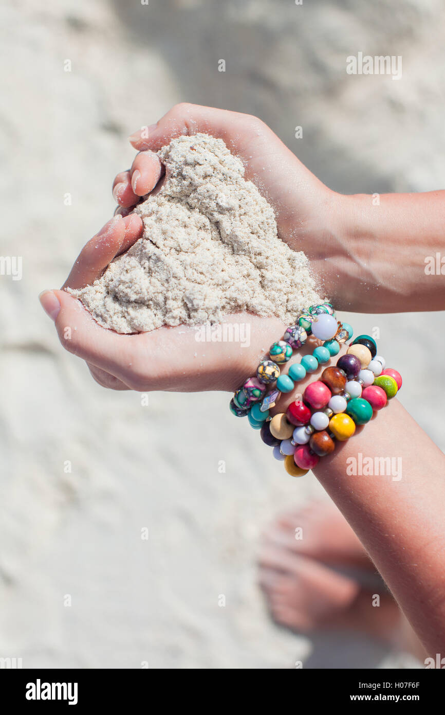 Nahaufnahme der Sand Herz in Frauenhand Stockfoto
