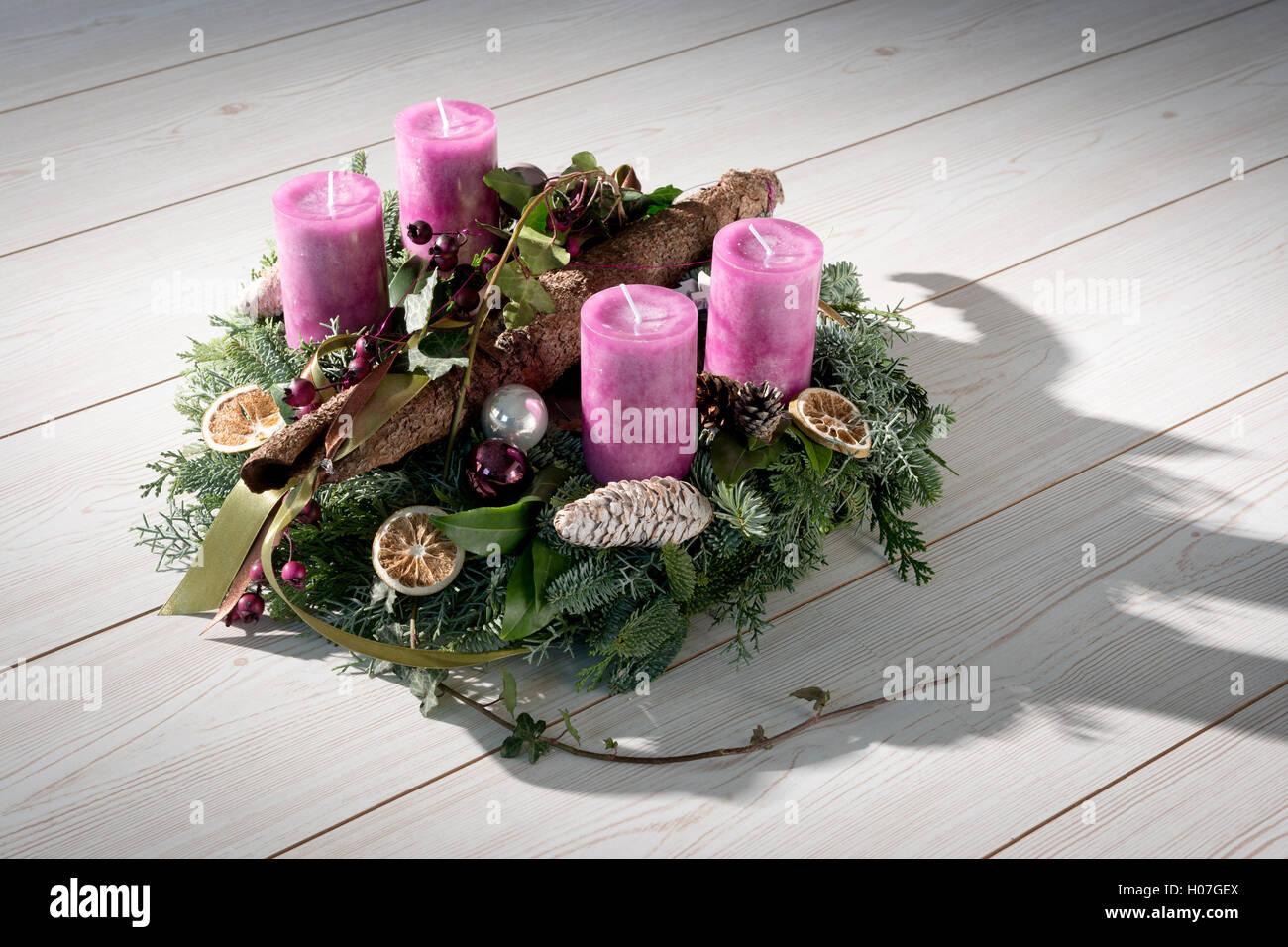 Adventskranz mit lila Kerzen Stockfotografie - Alamy