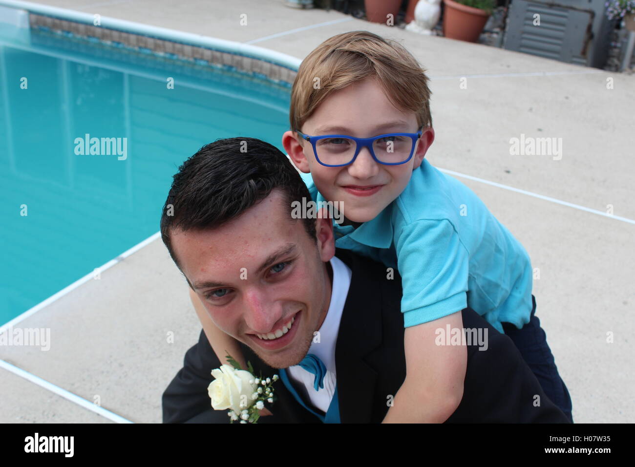 Pre-Abschlussball Partei mit kleiner Bruder Stockfoto