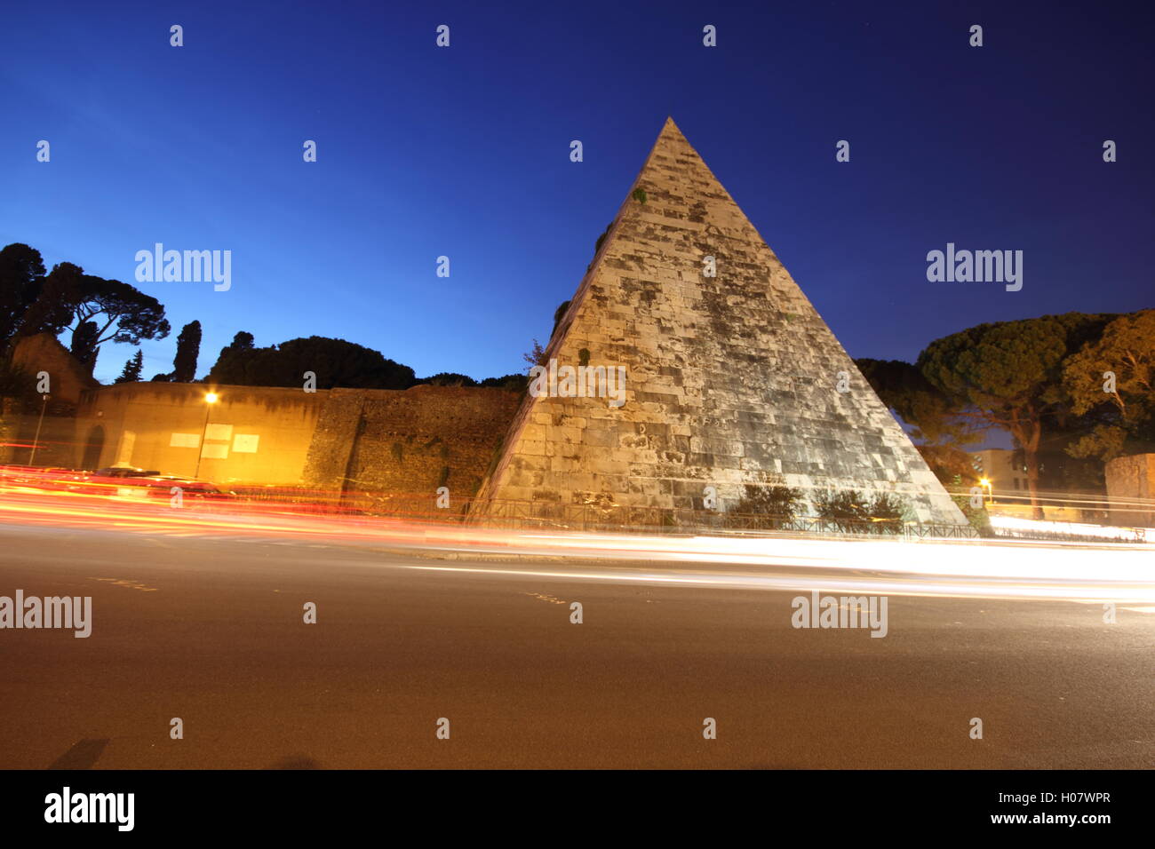 Eine atemberaubende Aufnahme des ägyptischen Stil Pyramide in der Stadt Rom bei Nacht, "Piramide Cestia", Rom, Italien Stockfoto