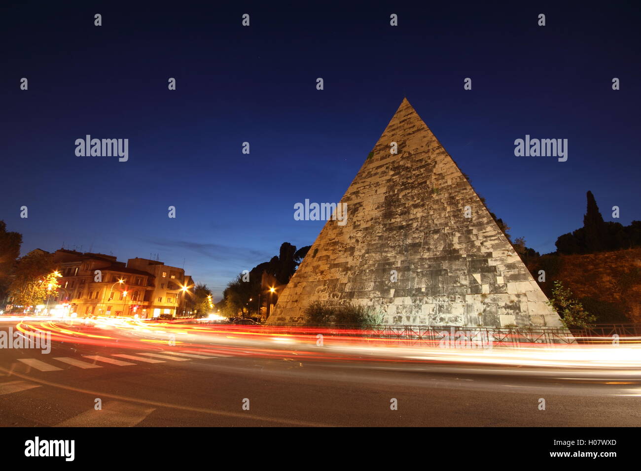 Eine atemberaubende Aufnahme des ägyptischen Stil Pyramide in der Stadt Rom bei Nacht, "Piramide Cestia", Rom, Italien Stockfoto
