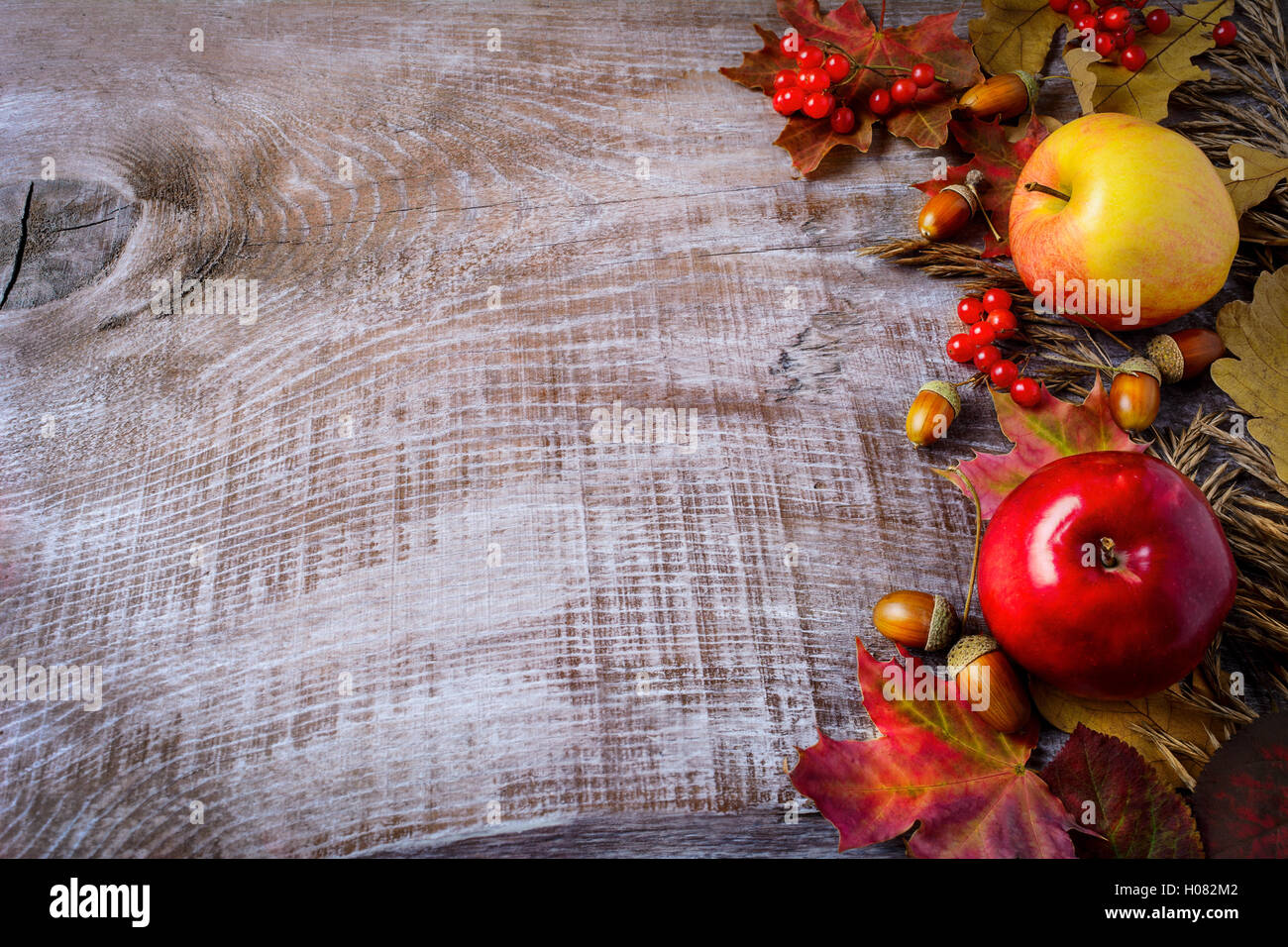 Grenze von Äpfeln, Beeren und Herbst Blätter auf dem rustikalen hölzernen Hintergrund. Thanksgiving-Hintergrund mit saisonalen Beeren und fru Stockfoto