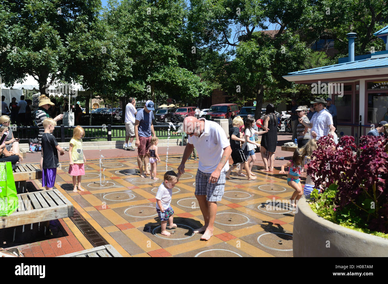 Vater und Sohn spielen bei der Kinder-Wasser-Funktion auf Pearl Street Mall Stockfoto