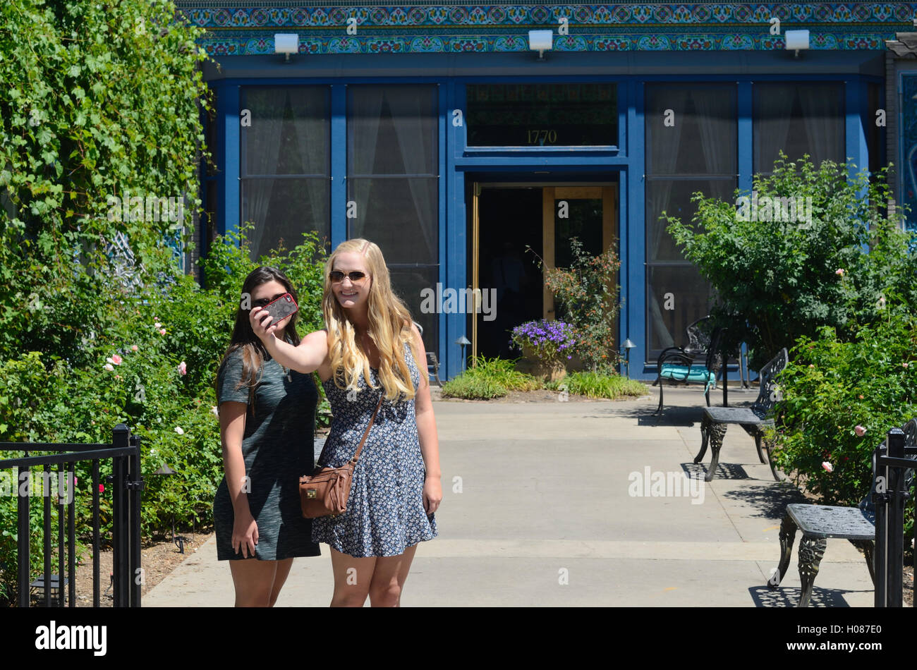Zwei junge Frauen zu stoppen, um ein Foto vor dem Boulder Duschanbe Teehaus zu machen Stockfoto