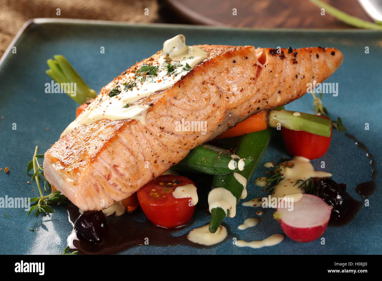 Französische gebratenes Filet vom Kabeljau mit Tomaten-Soße Stockfoto