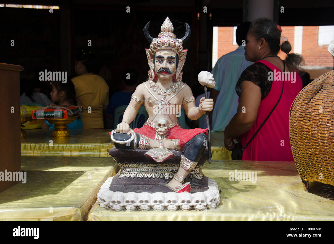 Glauben des Buddhismus über Figur Statue Engel des Todes oder Fürst der Dämonen und Geister Psychopompos bei Wat Sai Yai am 19 Juli 201 Stockfoto