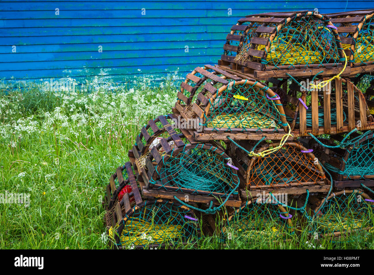 Angelboote/Fischerboote und Hummerfallen im Hafen von Forellenfluss, Neufundland und Labrador, Kanada. Stockfoto