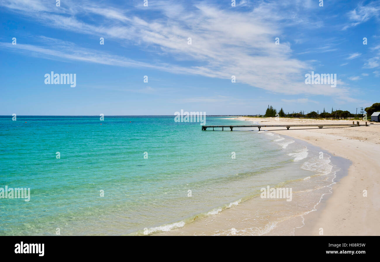 Busselton Jetty Bereich. Western Australia Busselton. Holz-Steg mit schönen blauen Himmel und den Indischen Ozean Stockfoto