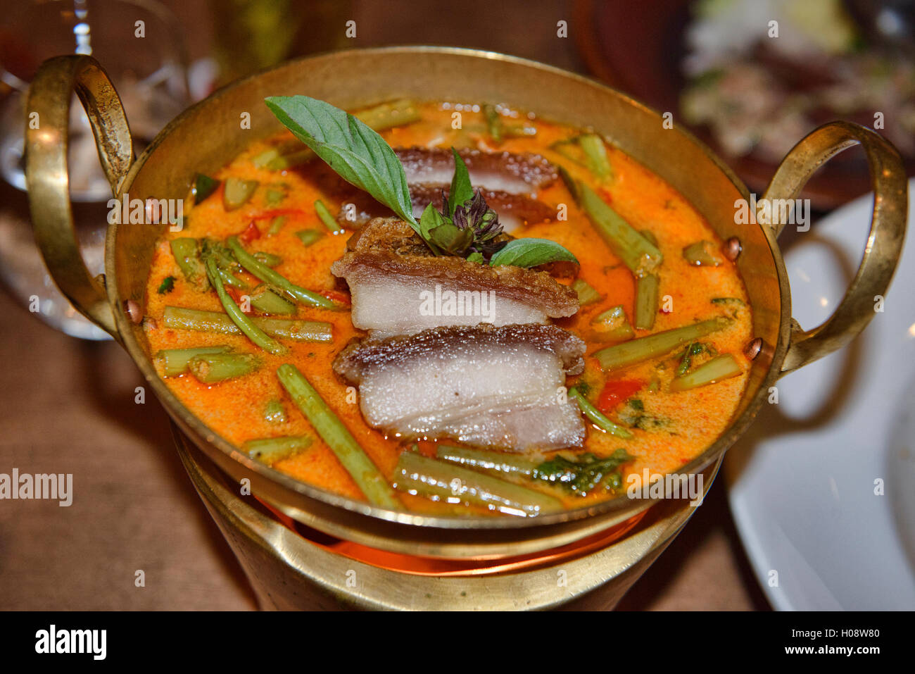 Rotes Curry mit Schweinefleisch in einem Restaurant in Bangkok, Thailand Stockfoto