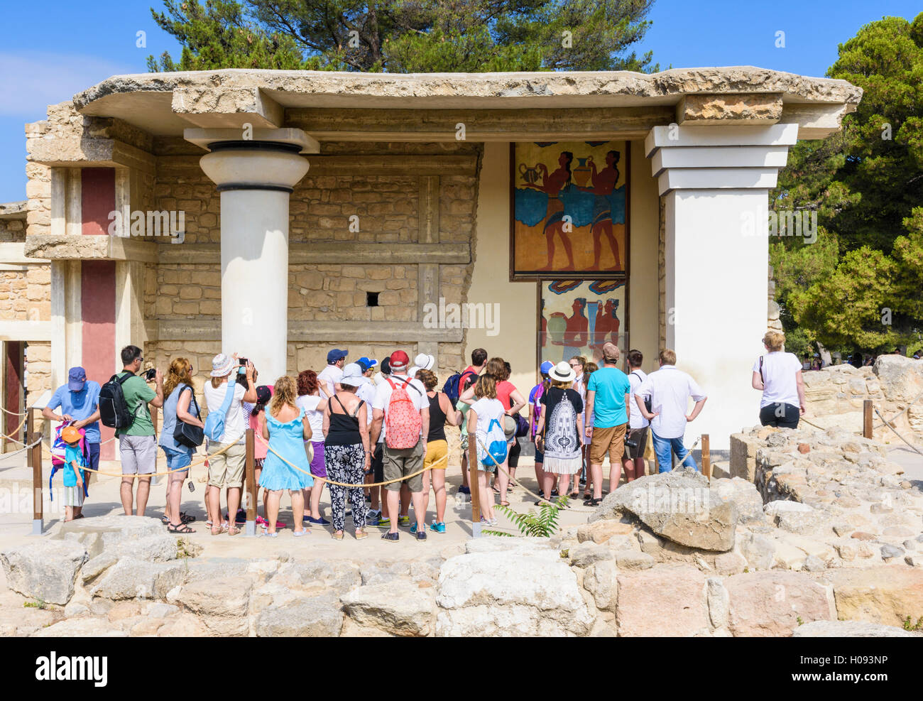 Knossos-Reisegruppe anzeigen das Cup-Träger-Fresko im Süden Pfeilerhalle, Palast von Knossos, Heraklion, Kreta, Griechenland Stockfoto