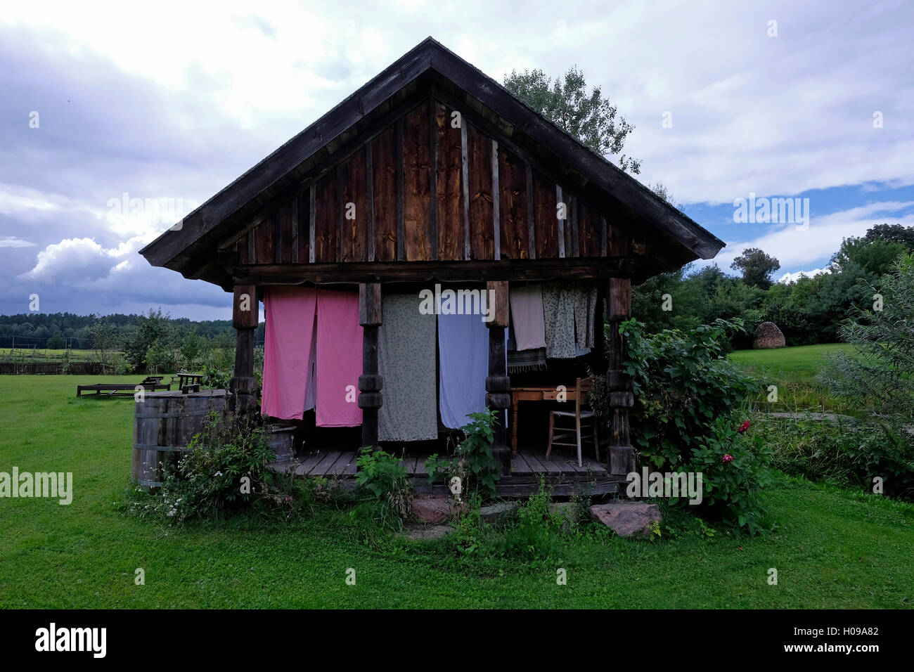 Ein altes Holzhaus in einer ländlichen Siedlung in Kadzidlowo Region in der administrativen Bezirk der Gmina Ruciane-Nida, Pisz Komitat, Woiwodschaft Ermland-Masuren, im Norden von Polen. Stockfoto