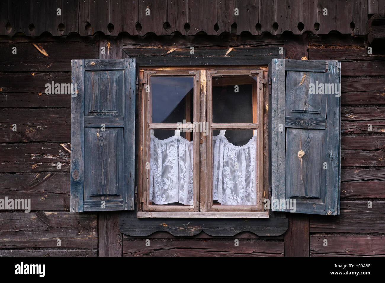 Ein altes Holzhaus in einer ländlichen Siedlung in Kadzidlowo Region in der administrativen Bezirk der Gmina Ruciane-Nida, Pisz Komitat, Woiwodschaft Ermland-Masuren, im Norden von Polen. Stockfoto